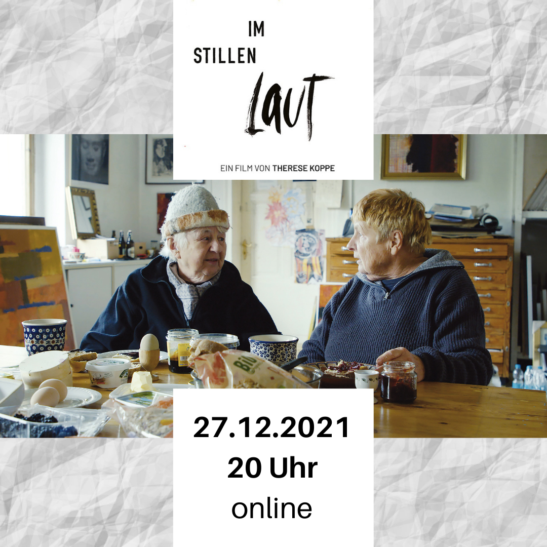 Oben das Film-Logo: Im Stillen laut. Ein Film von Therese Koppe. Mittig ein Foto: Erika und Tine, die beiden 81 jährigen Protagonist*innen des Film, sitzen am gedeckten Frühstückstisch und schauen sich an. Beiden tragen einen dunkelblauen Pulli und kurze Haare. Unten Teilnahme-Infos: 27.12.2021, 20 Uhr, online